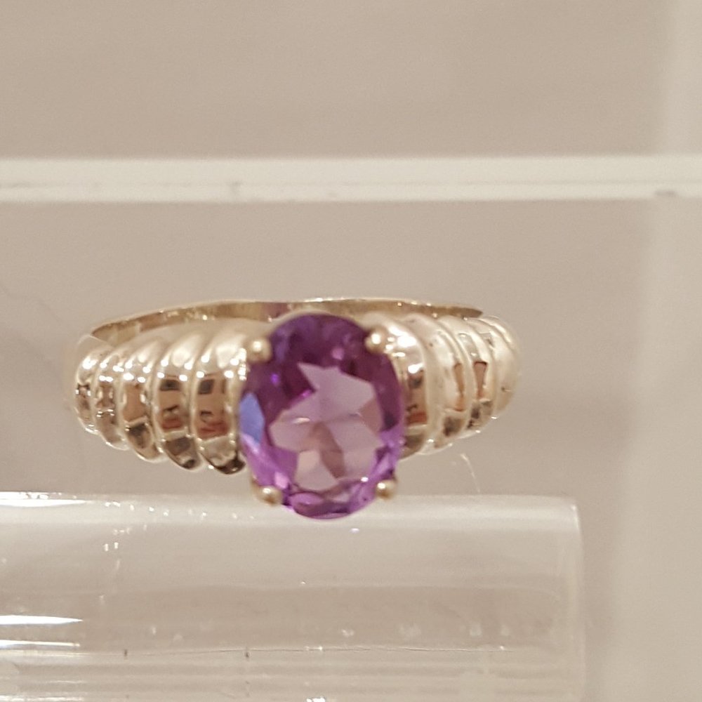 Sterling Silver Amethyst Ring Size 9 ribbed Sides Clean Like New